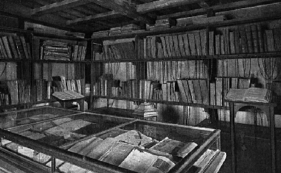 Biblioteca con Libros Antiguos